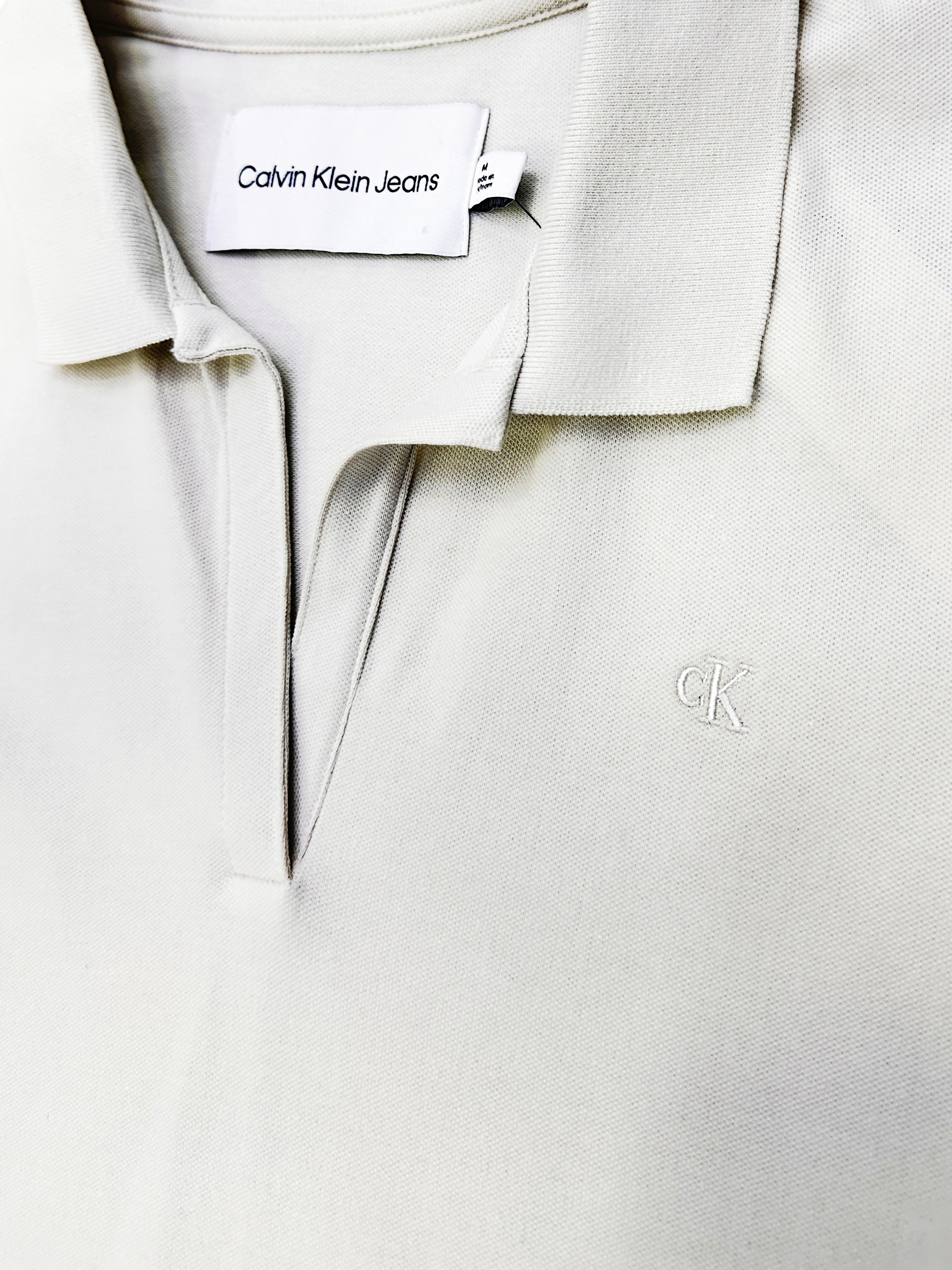 Polera Calvin Klein polo logo cK bordado  ‘Beige’