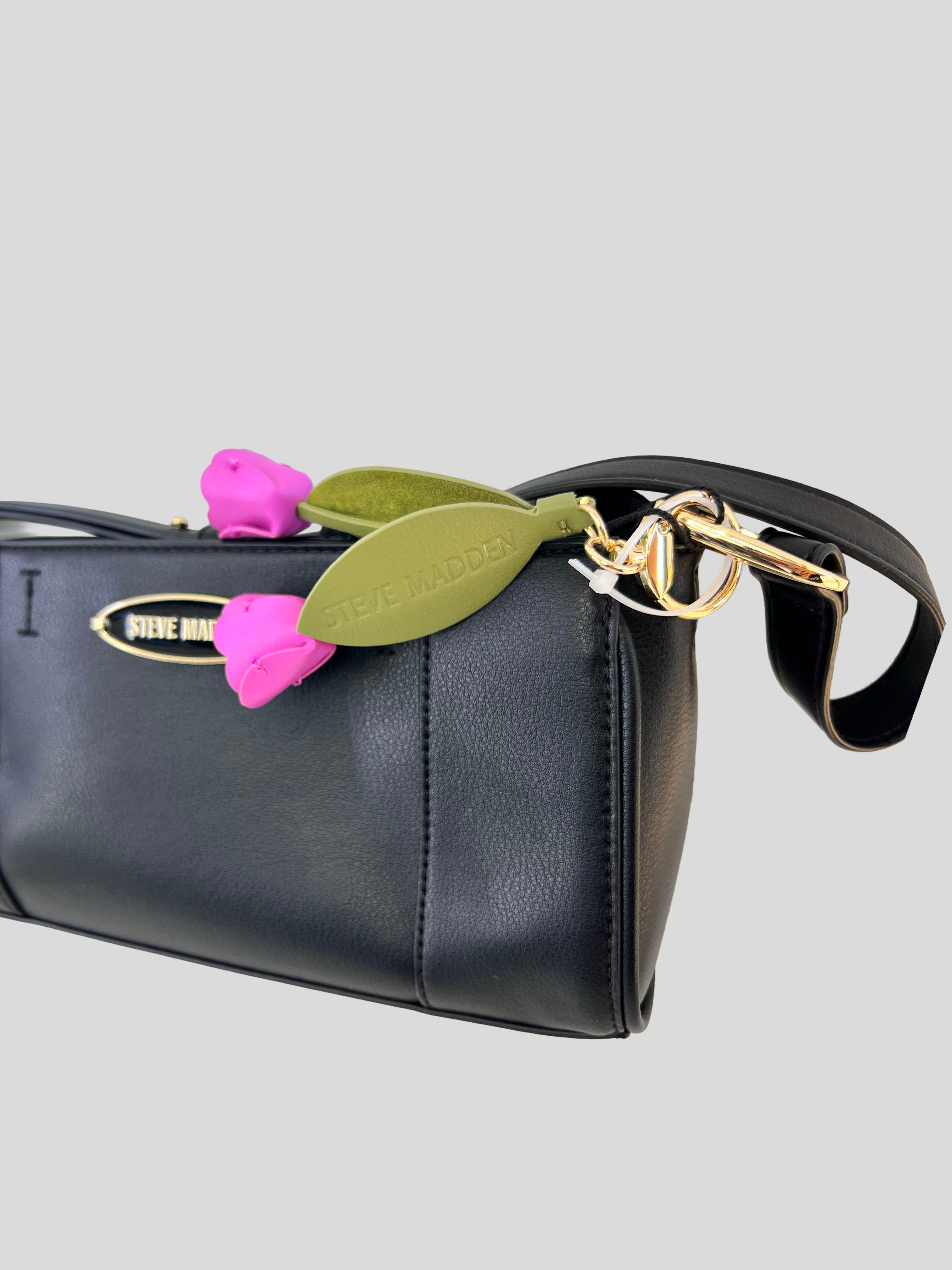 Cartera shoulder Steve Madden logo front ovalado Llavero flores ‘Negra’