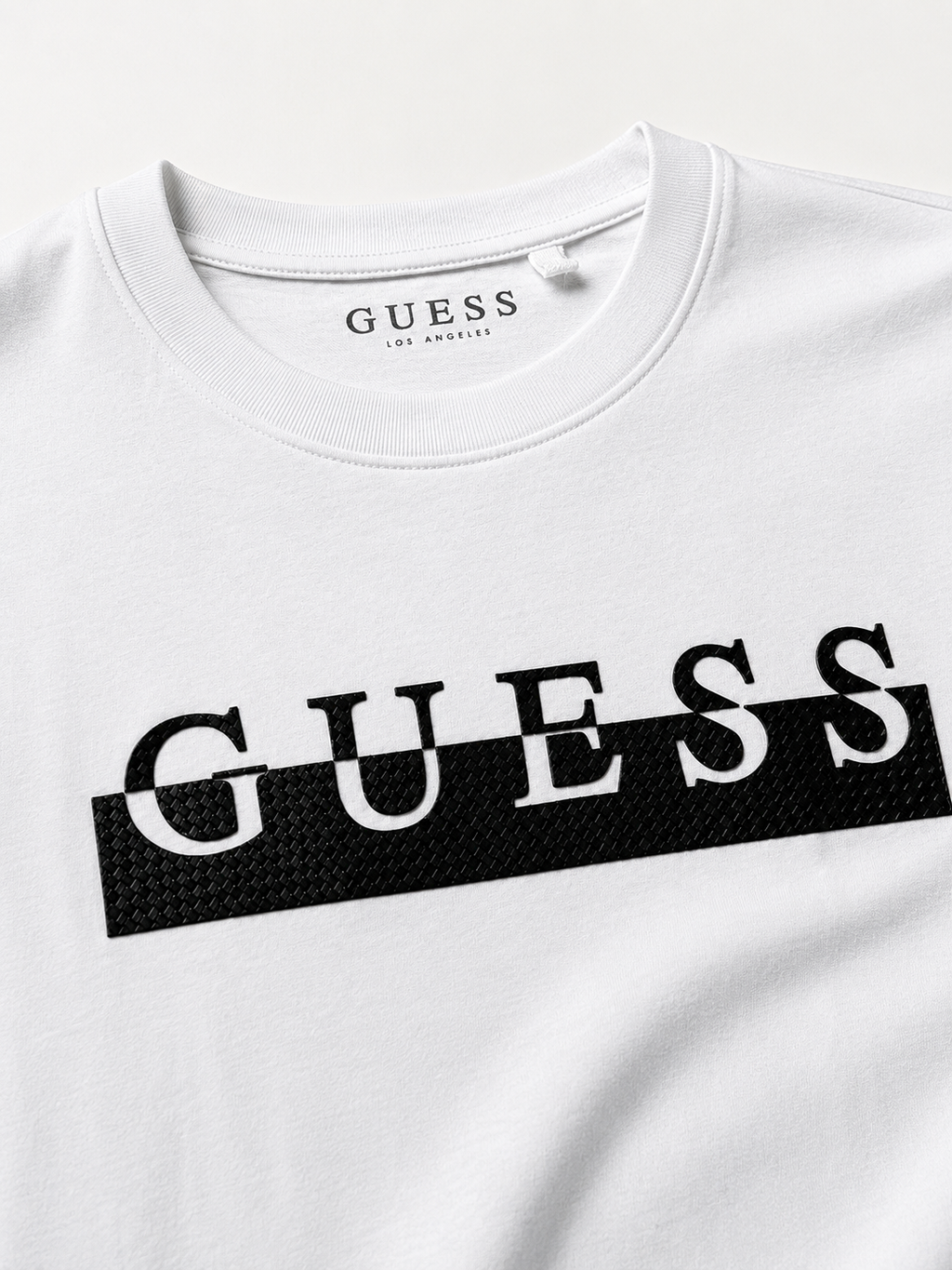 Polera Guess medioBox Logo estampado negro textura ‘Blanca’