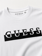 Polera Guess medioBox Logo estampado negro textura ‘Blanca’