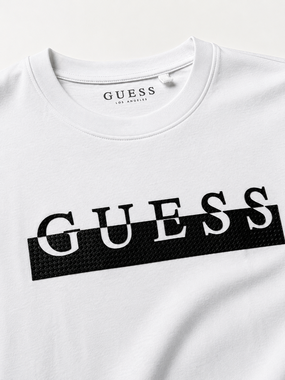 Polera Guess medioBox Logo estampado negro textura ‘Blanca’