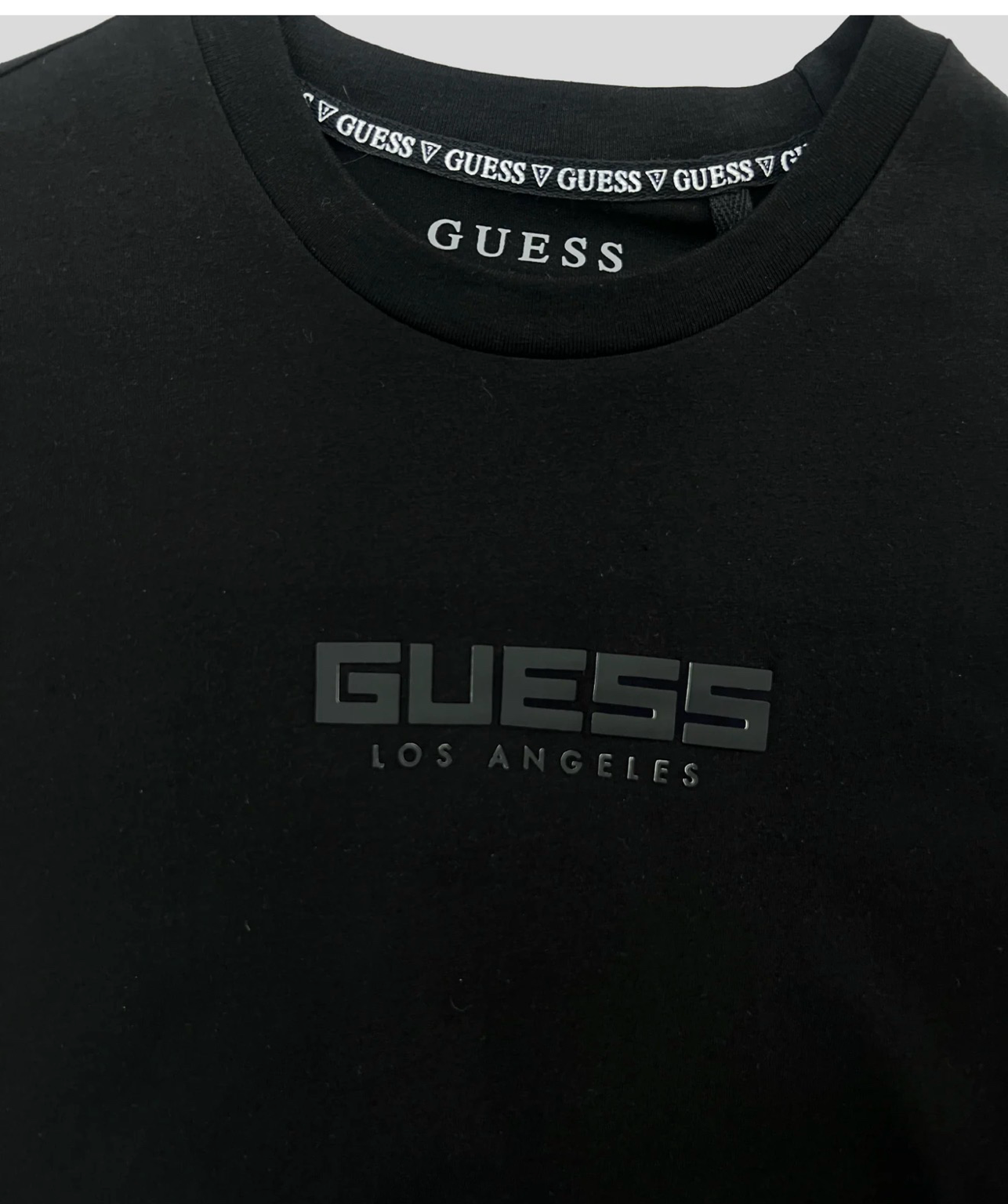 Polera Guess Los Angeles estampado relieve 3D  ‘Negra’