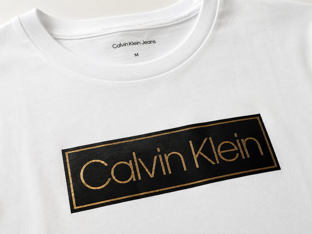 Polera Calvin Klein box logo Negro dorado ‘Blanca’