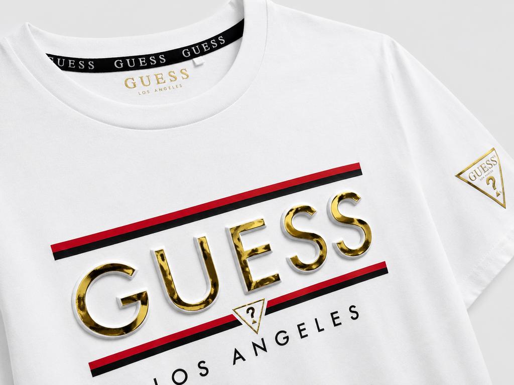 Polera Guess Logo relieve dorado line roja/negra ‘Blanca’
