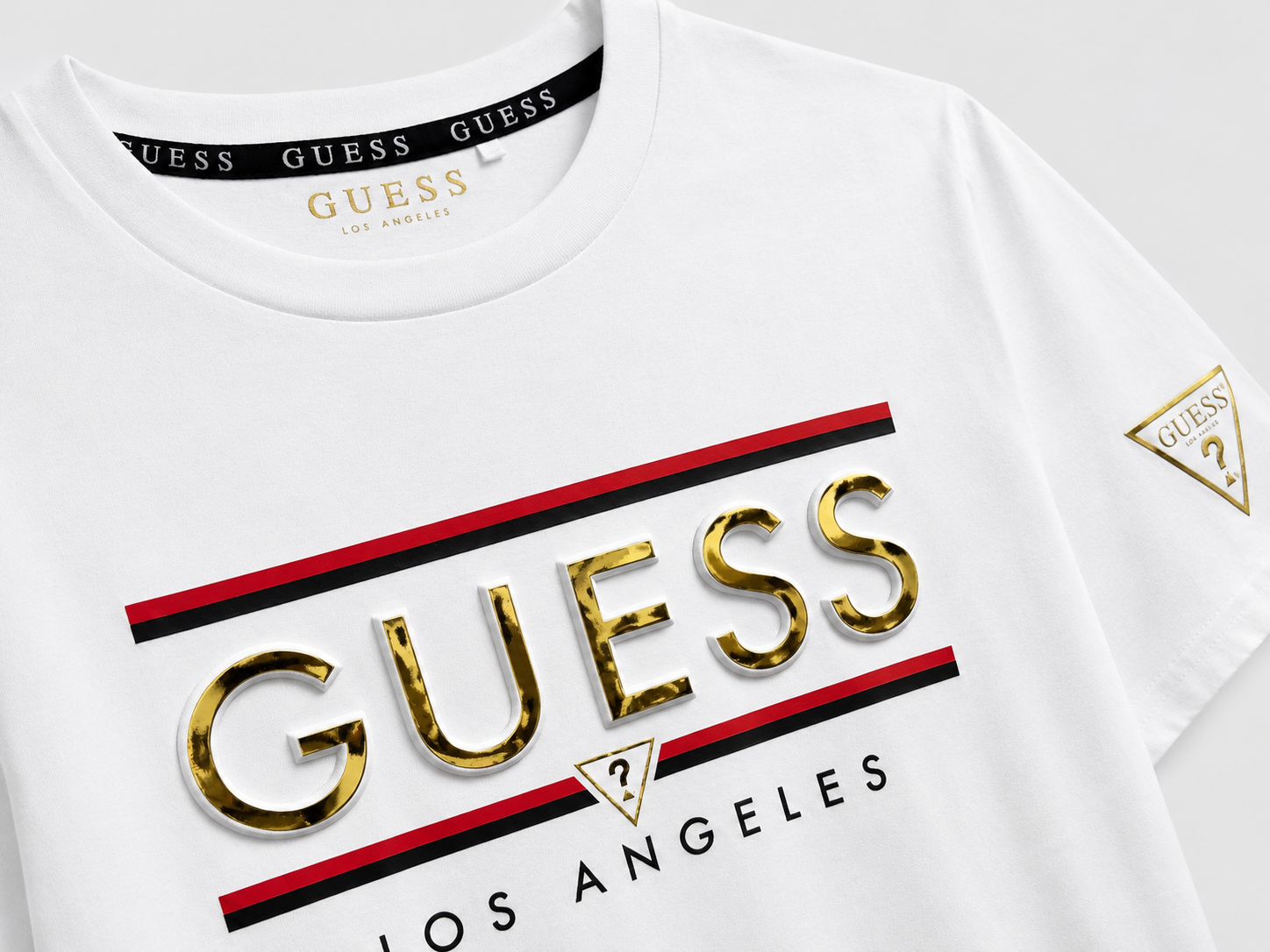 Polera Guess Logo relieve dorado line roja/negra ‘Blanca’