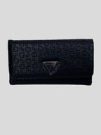 Porta documentos Guess Monograma Logo Metálico plateado Triangl ‘Negra’
