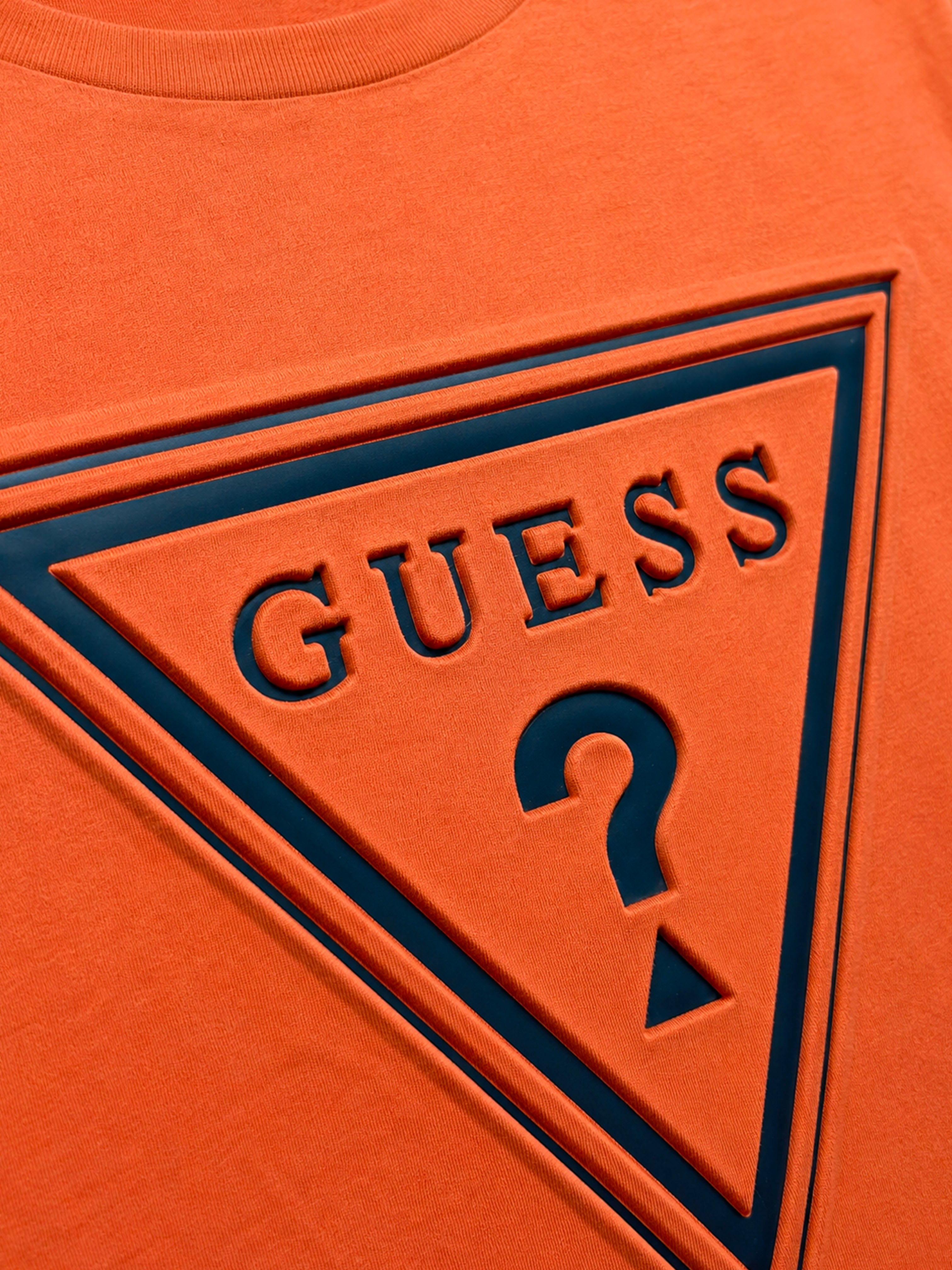 Polera Guess Logo en Triángulo ‘Naranja’