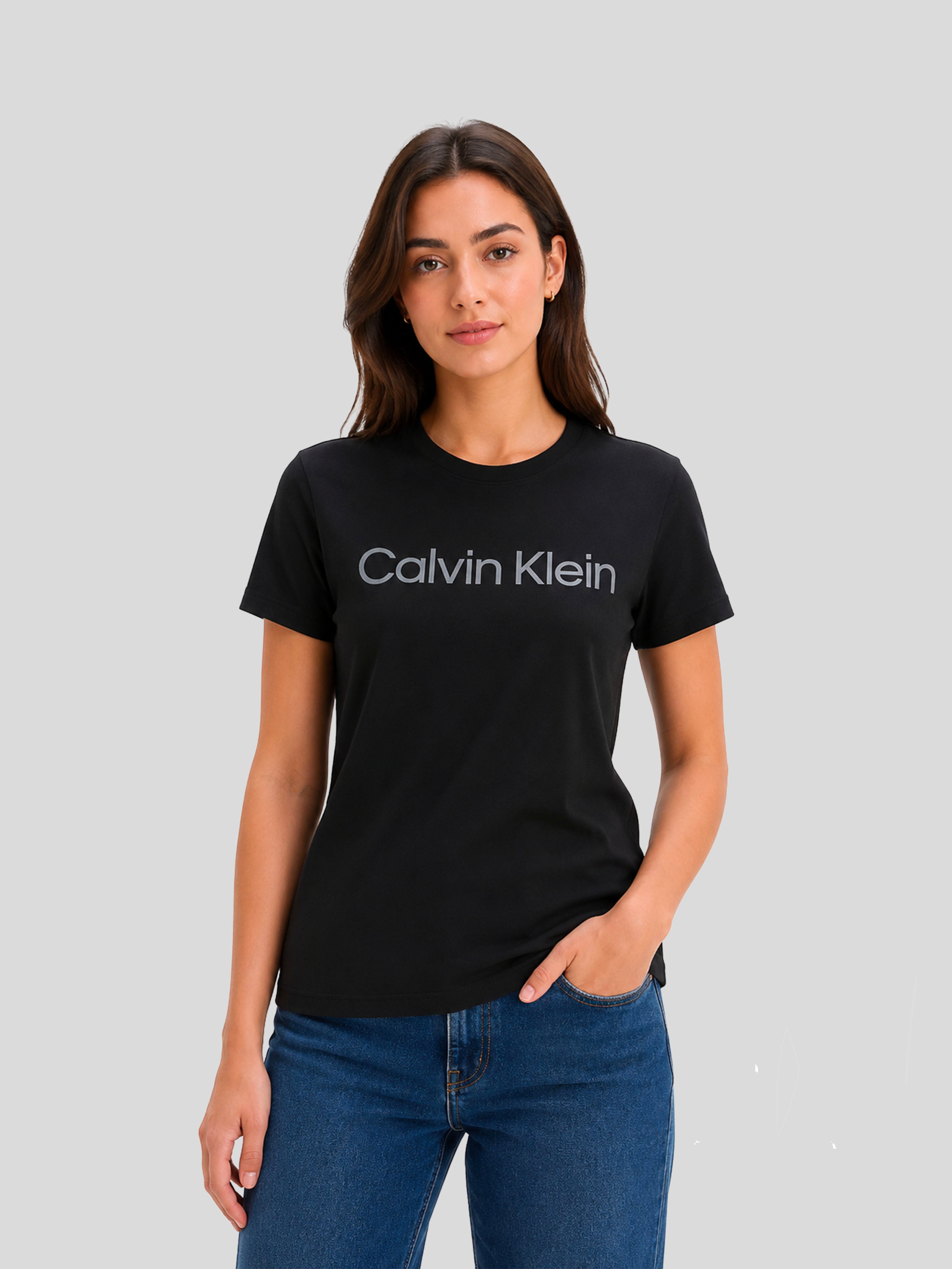 Polera Calvin Klein Mujer logo plateado estampado 'Negra'