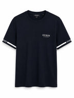 Polera Guess Logo pecho rubber franjas blanca mangas  ‘Negra’