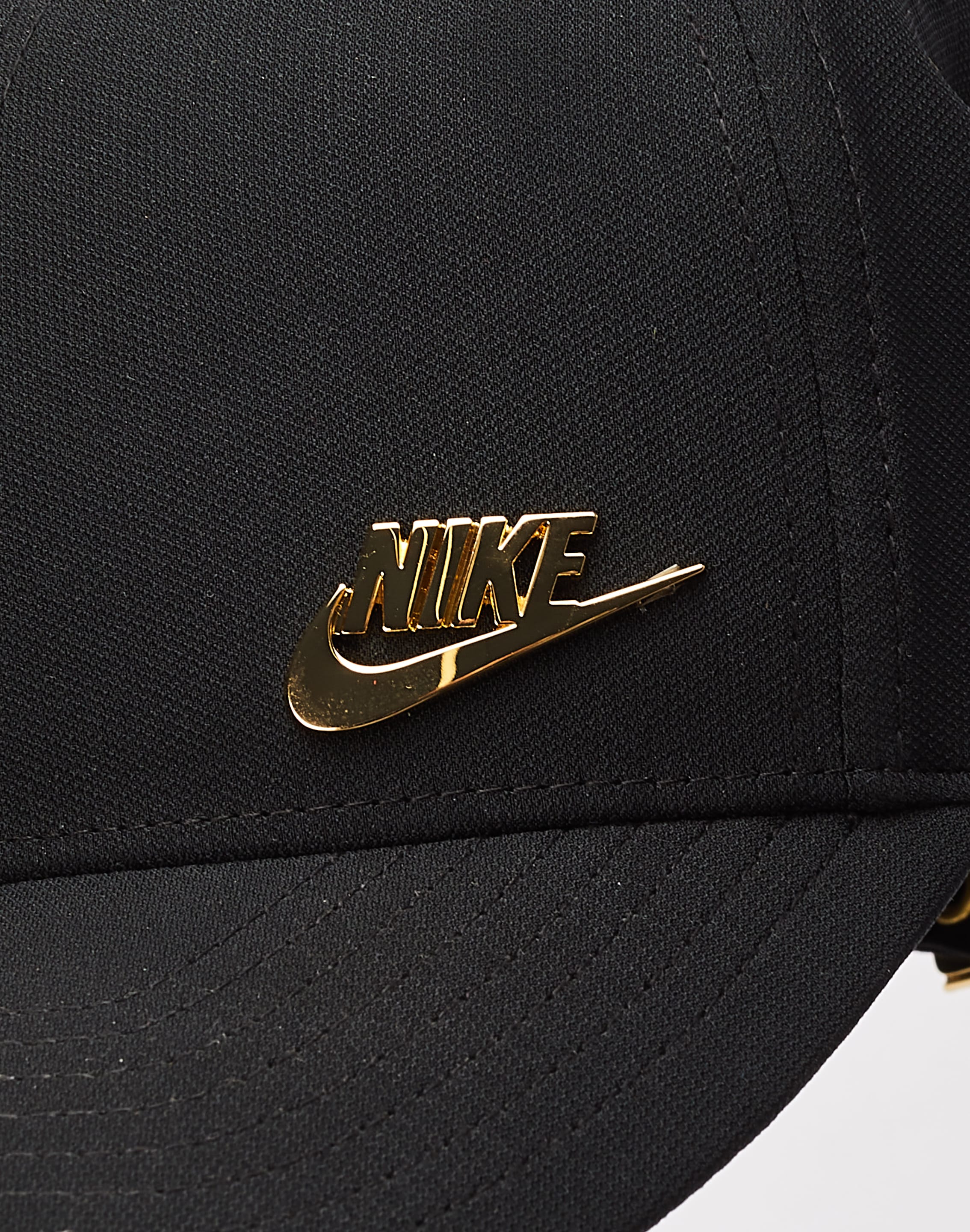 Gorra Nike NSW Logo dorado metallic ‘Negro’