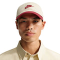 Gorra Nike futura club ‘beige/rojo carmesí’
